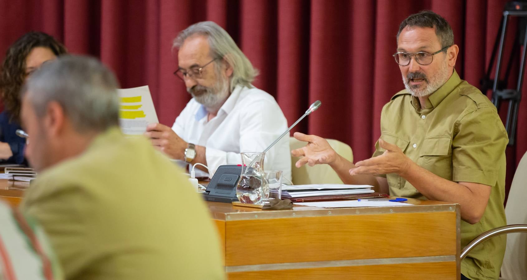 Fotos: Los gestos, los saludos las conversaciones en el Pleno del Ayuntamiento de Logroño