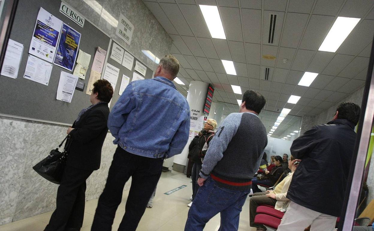 Desempleados en las oficinas del INEM de Logroño, en una imagen de archivo.