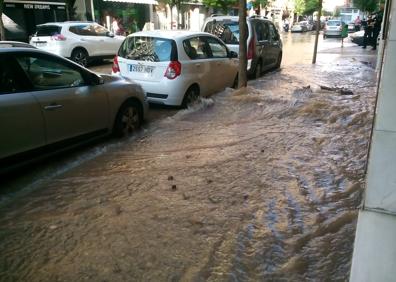 Imagen secundaria 1 - Imágenes de cómo estaba la calle en los momentos en los que el agua no paraba de brotar.