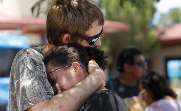 Imagen principal - Al menos 20 muertos en un tiroteo en un centro comercial de Texas