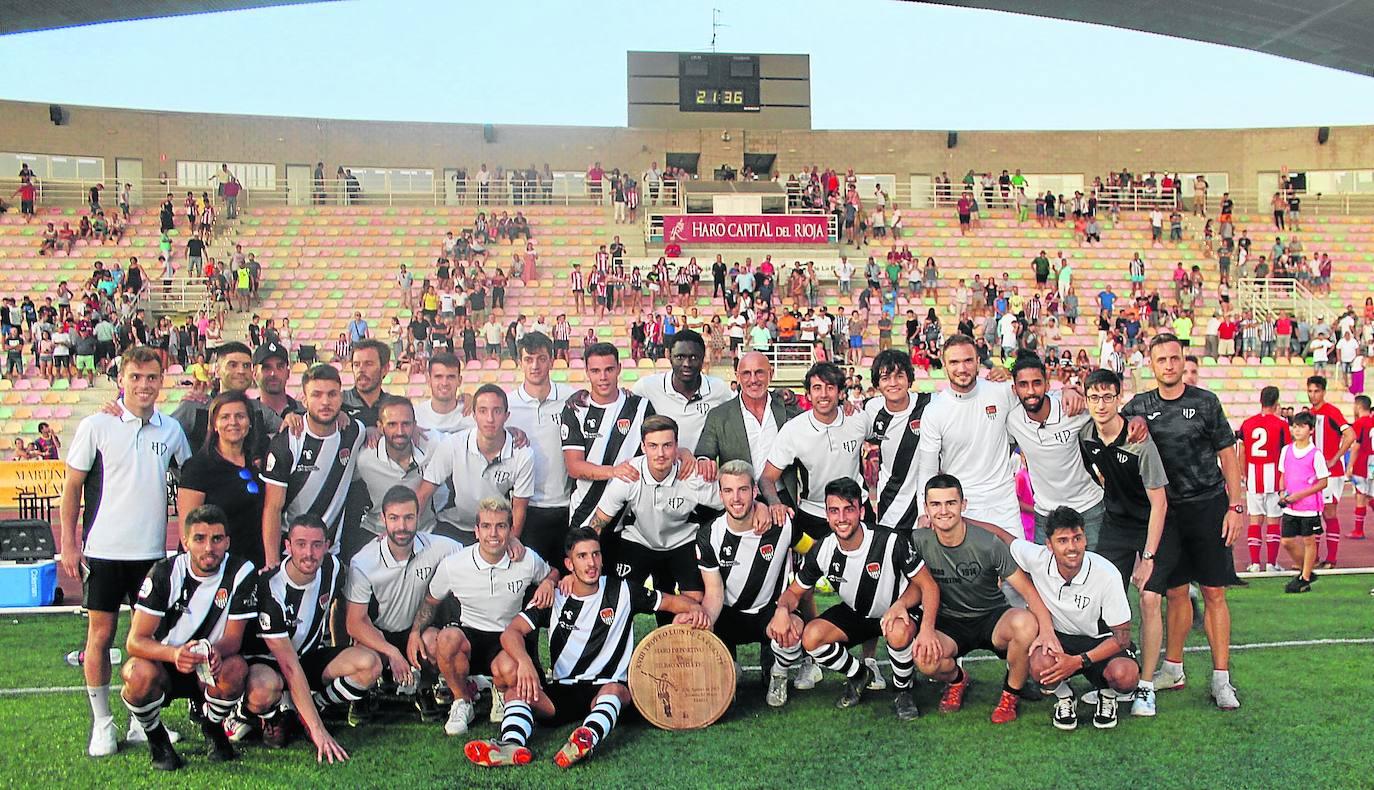 La plantilla del Haro con el trofeo de campeones