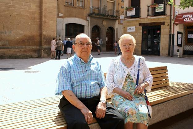 Mario Fernández y Liber Alonso, en la plaza de la Santa Cruz. 