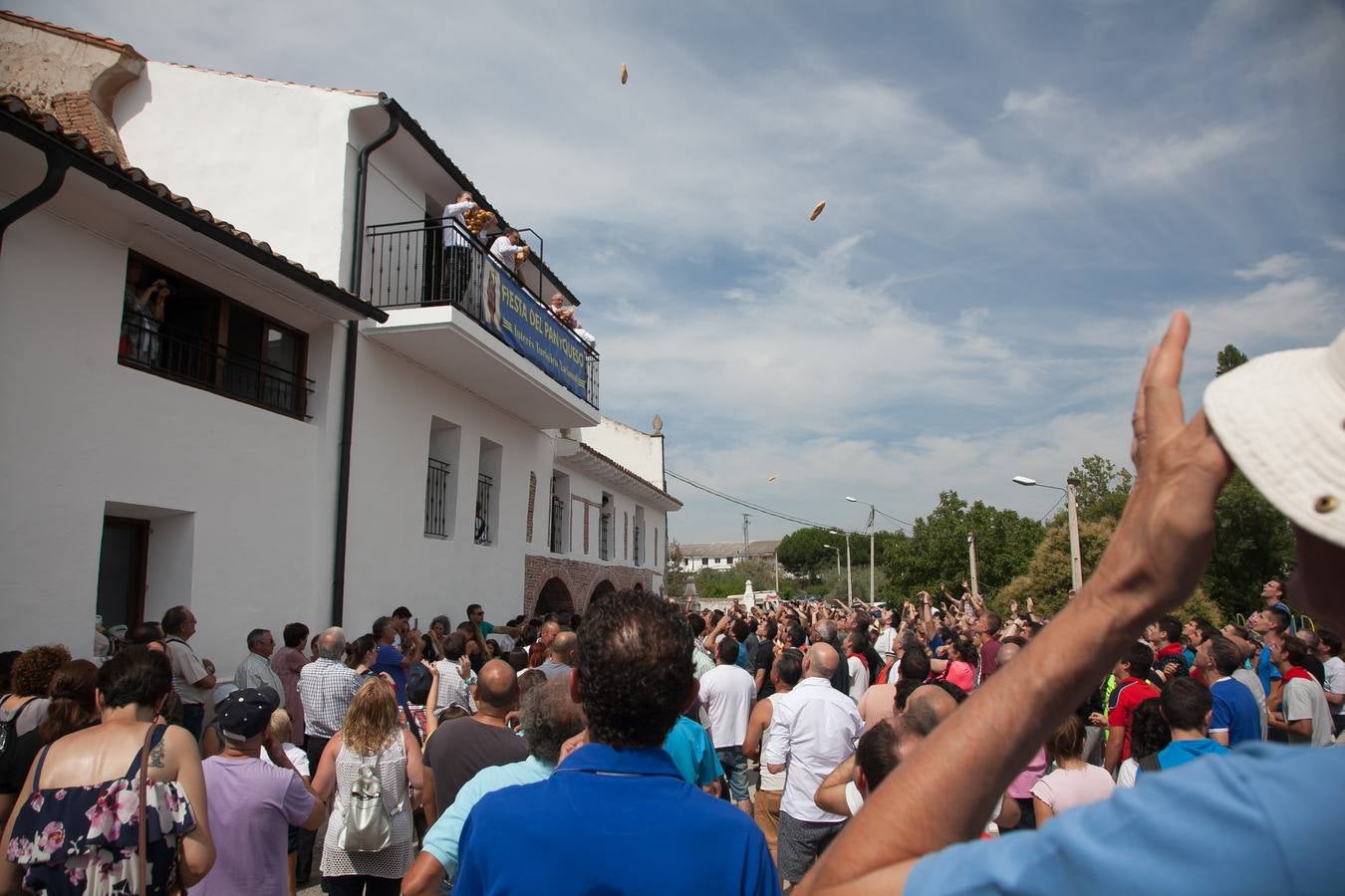 Fotos: Las imágenes del lanzamiento del pan y el queso en Quel