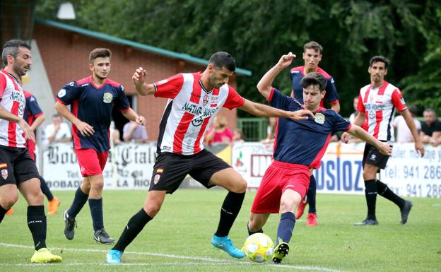 Javi Álamo trata de hacerse con el balón.