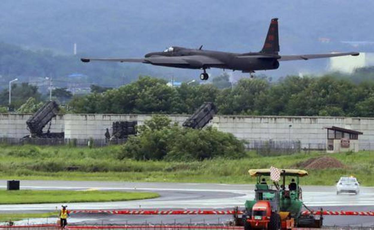 Un avión u-2 de inteligencia estadounidense despega de la base Humphreis, een Corea del Sur.