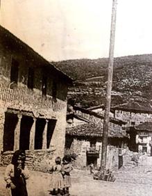 Imagen secundaria 2 - Foto superior: Inauguración de la exposición en la planta superior del teatro. Abajo a la izquierda, antigua banda de música de Canales de la Sierra en una foto de 1900. A la derecha, exterior del teatro, en la plaza de San Andrés, con el mayo levantado.