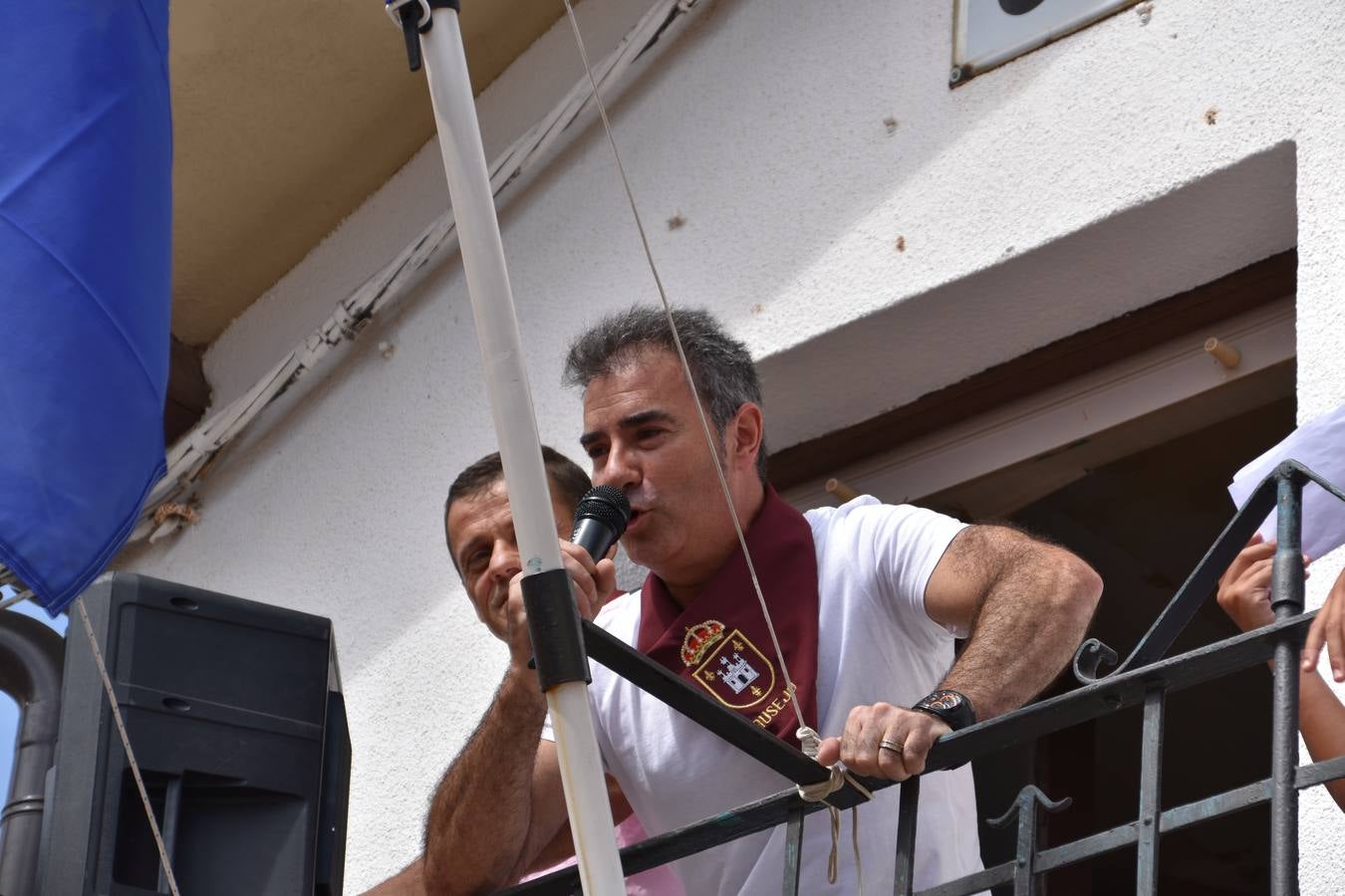 Reyes de fiestas, autoridades y niños, con su pañuelo.