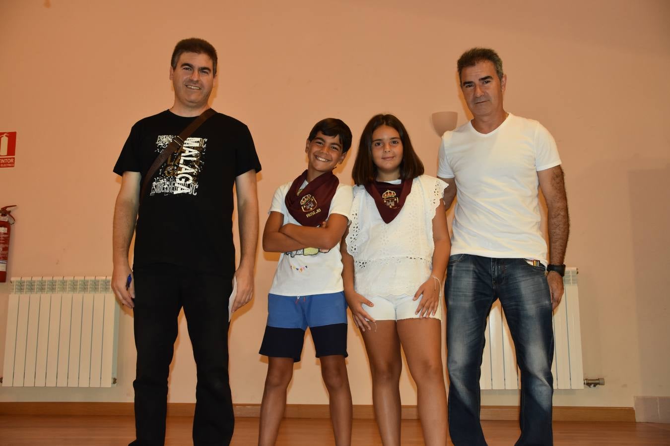 Reyes de fiestas, autoridades y niños, con su pañuelo.