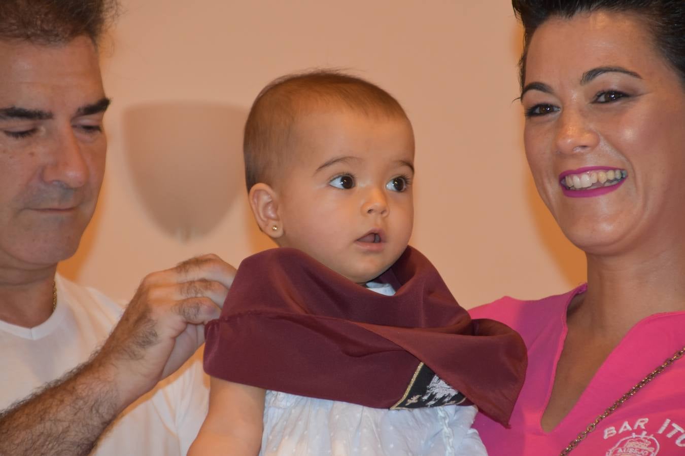 Reyes de fiestas, autoridades y niños, con su pañuelo.