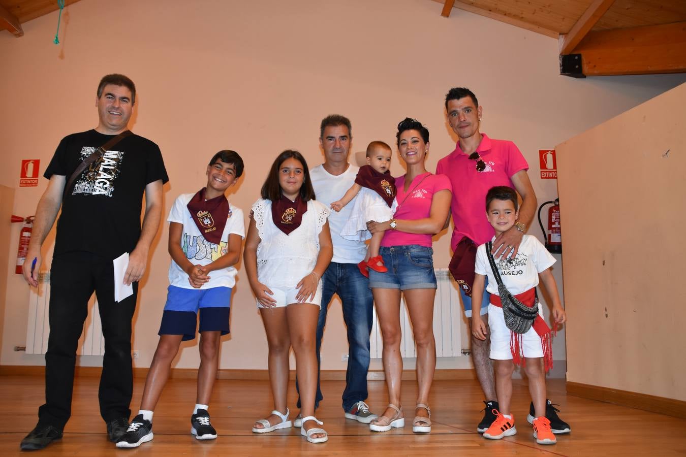 Reyes de fiestas, autoridades y niños, con su pañuelo.