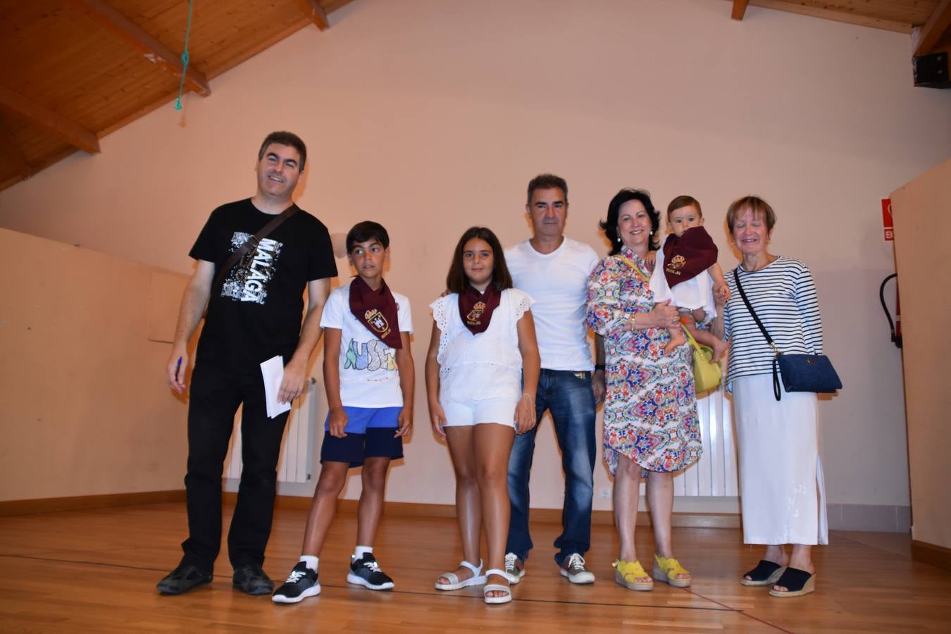 Reyes de fiestas, autoridades y niños, con su pañuelo.