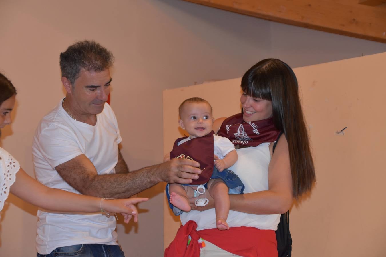 Reyes de fiestas, autoridades y niños, con su pañuelo.