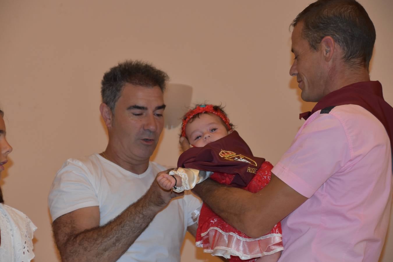 Reyes de fiestas, autoridades y niños, con su pañuelo.