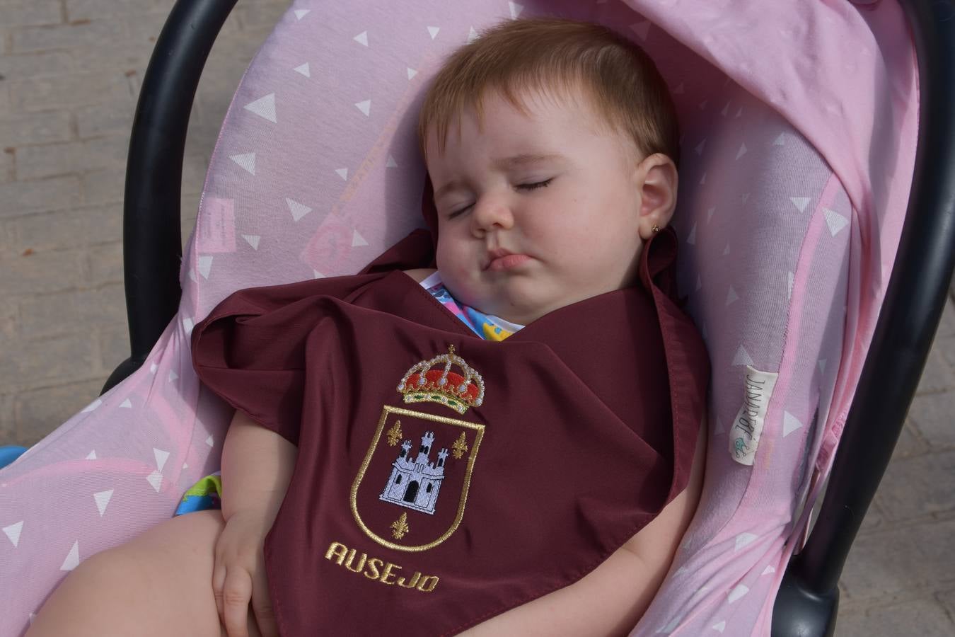 Reyes de fiestas, autoridades y niños, con su pañuelo.