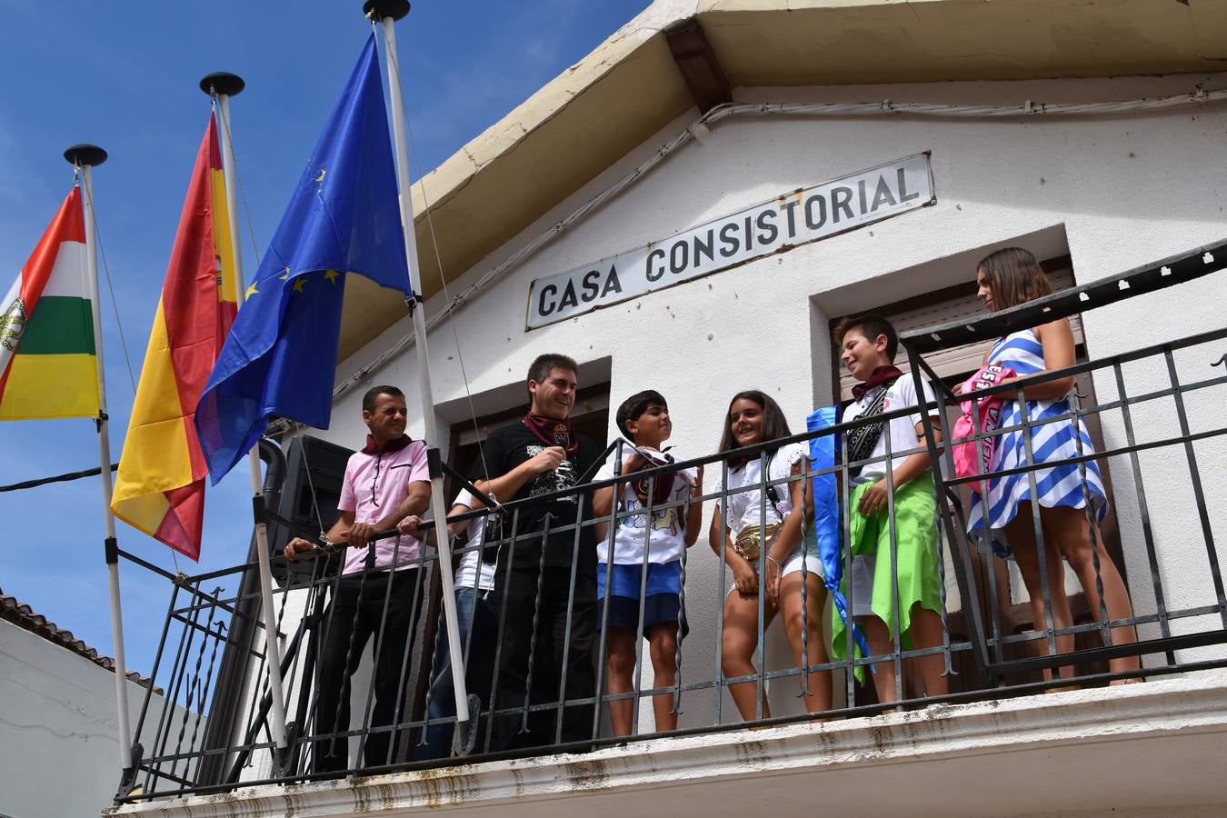 Reyes de fiestas, autoridades y niños, con su pañuelo.