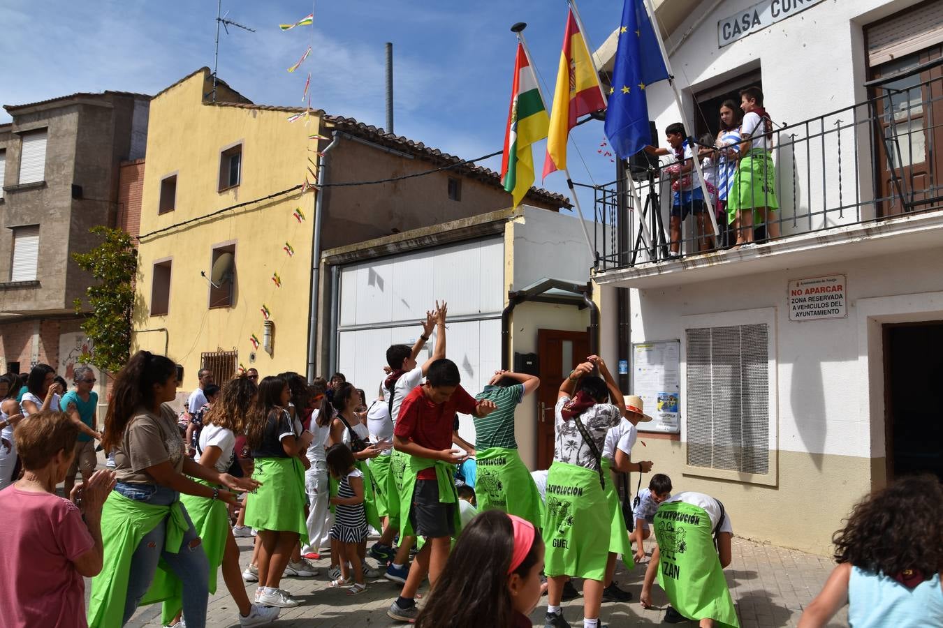 Reyes de fiestas, autoridades y niños, con su pañuelo.