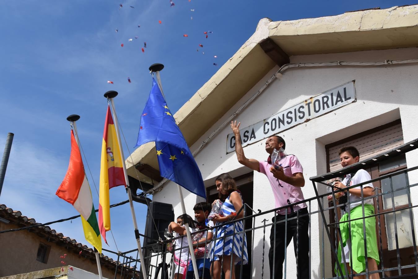 Reyes de fiestas, autoridades y niños, con su pañuelo.