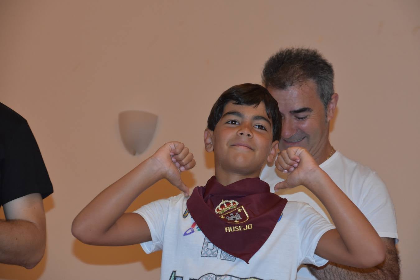 Reyes de fiestas, autoridades y niños, con su pañuelo.