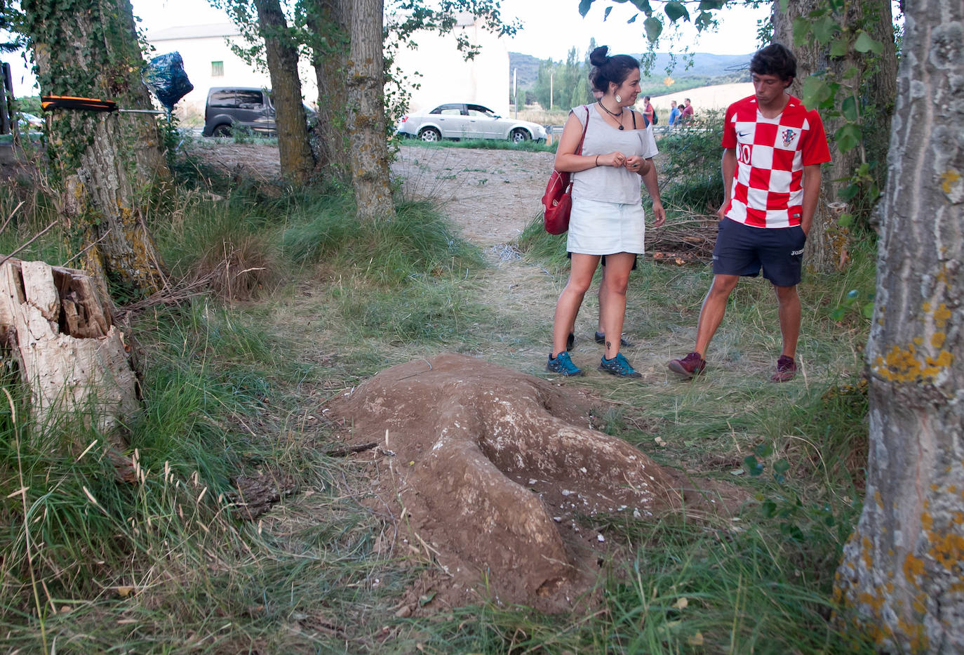 Cuatro artistas exploran con el terreno y dejan su huella en una invitación a la reflexión sobre la intervención humana en el planeta.