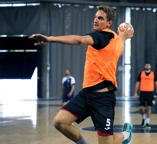 Gianluca Dapiran lanza a portería durante un entrenamiento del Ciudad de Logroño. 