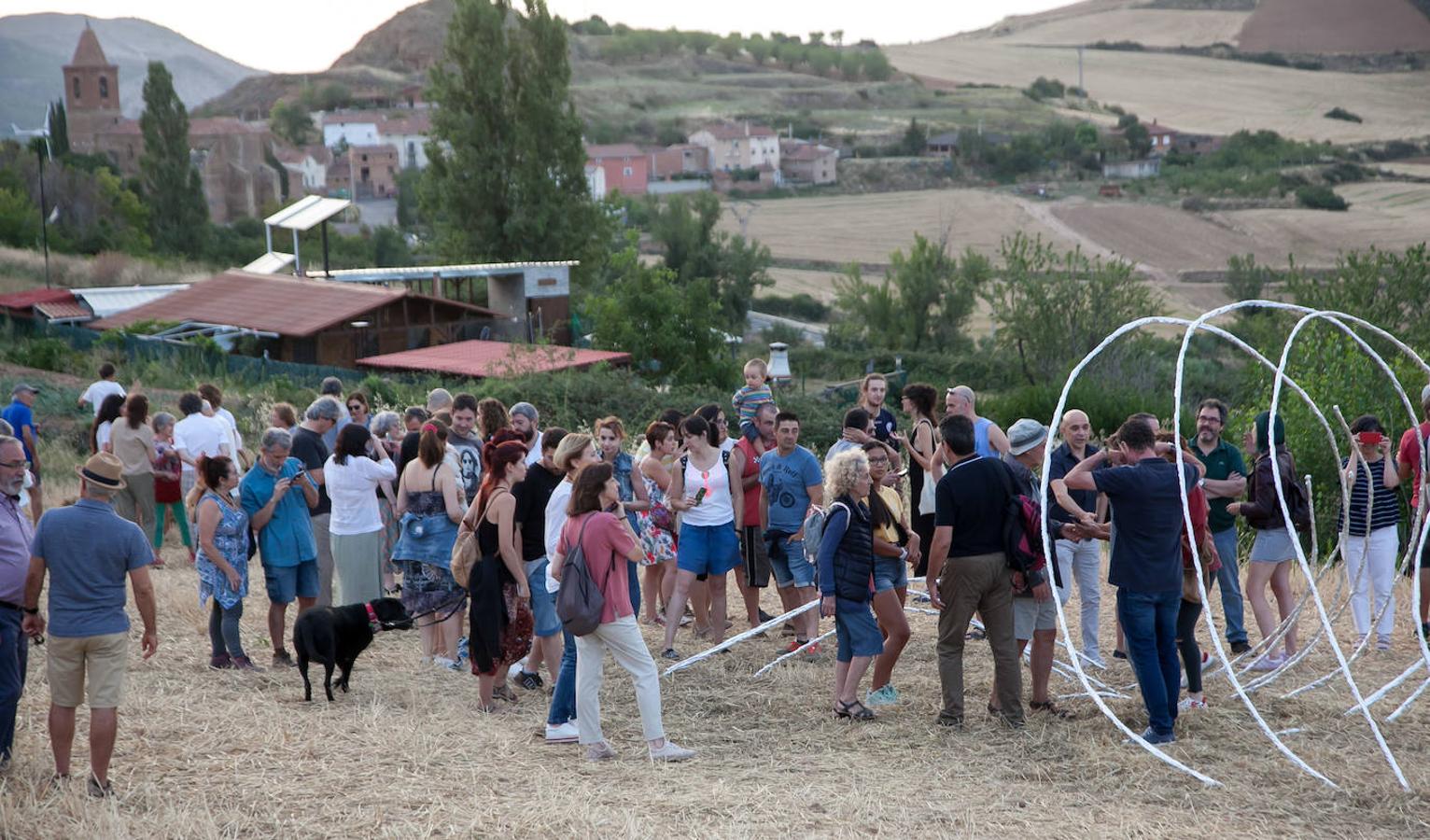 Cuatro artistas exploran con el terreno y dejan su huella en una invitación a la reflexión sobre la intervención humana en el planeta.