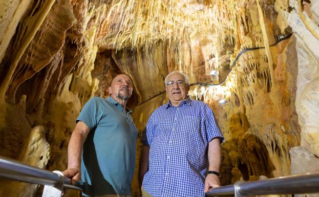 Enrique Sáez y Rafael Hernández, dos de los tres jóvenes que en 1964 descubrieron las cuevas de la localidad camerana.