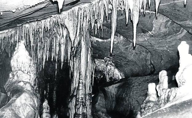 Imagen principal - Imágenes de vecinos de Ortigosa visitando las cuevas días después de su descubrimiento