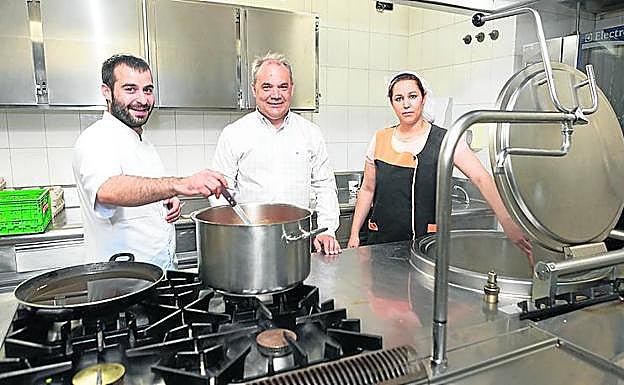 Gerente y trabajadores, en las instalaciones de la Cocina Económica