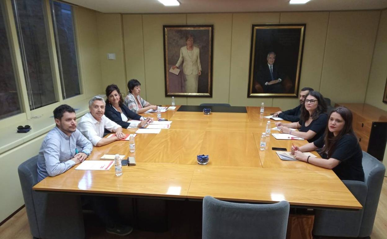 Un momento de la reunión de los equipos de negociación.