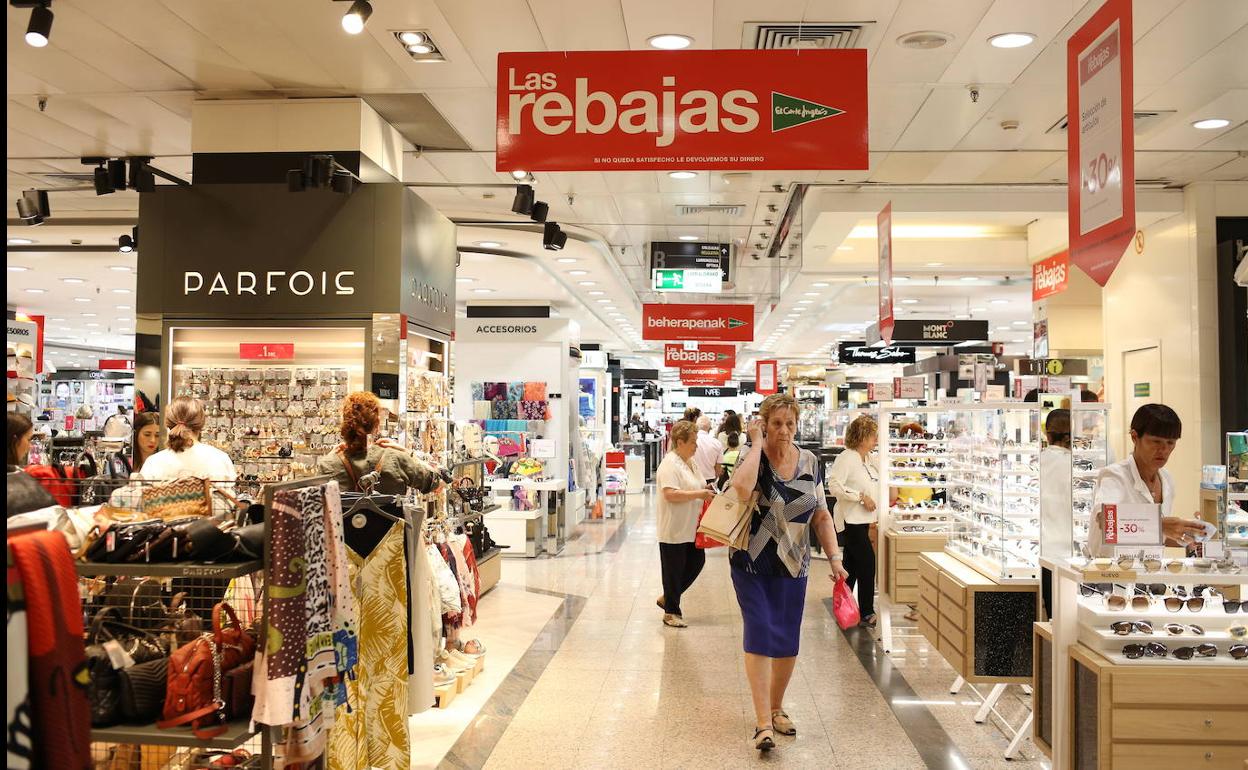 Dependientes y clientes en un centro comercial.