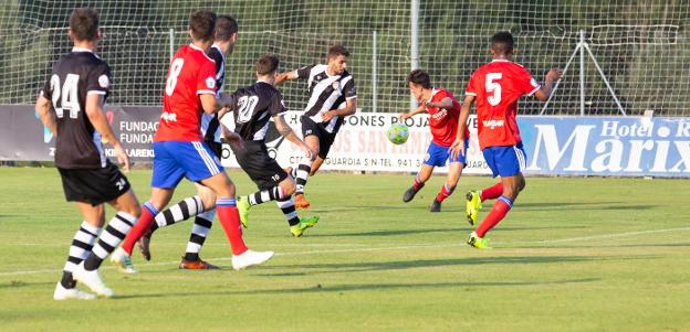 Un momento del partido entre el Haro y el Deportivo Aragón. 