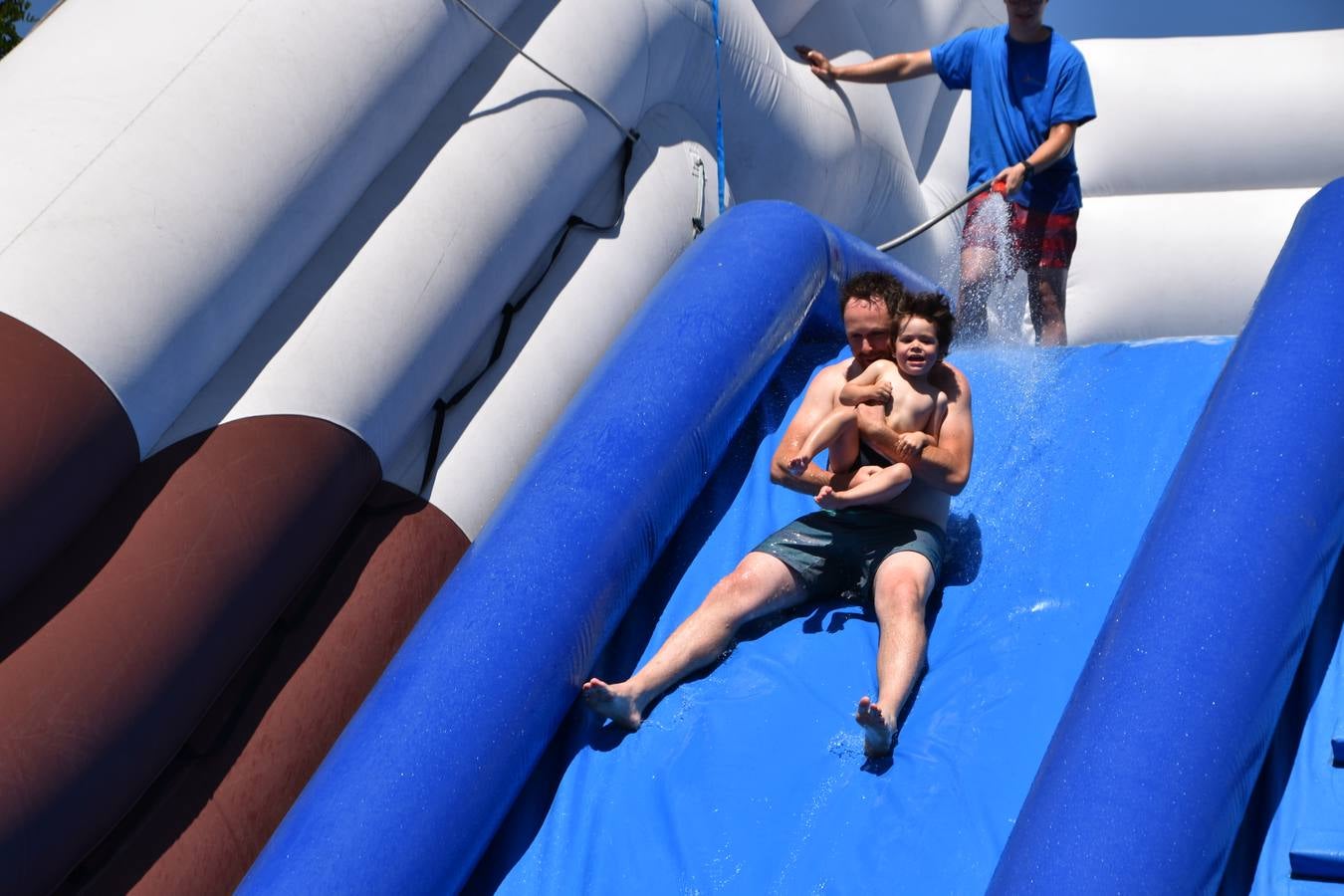 Fotos: Concurso de ranchos y tobogán de agua en las fiestas de Alcanadre