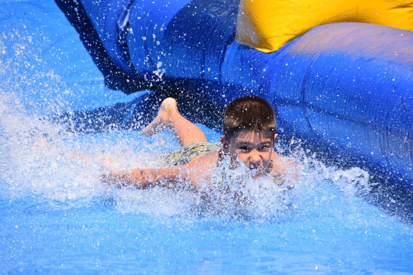 Fotos: Concurso de ranchos y tobogán de agua en las fiestas de Alcanadre