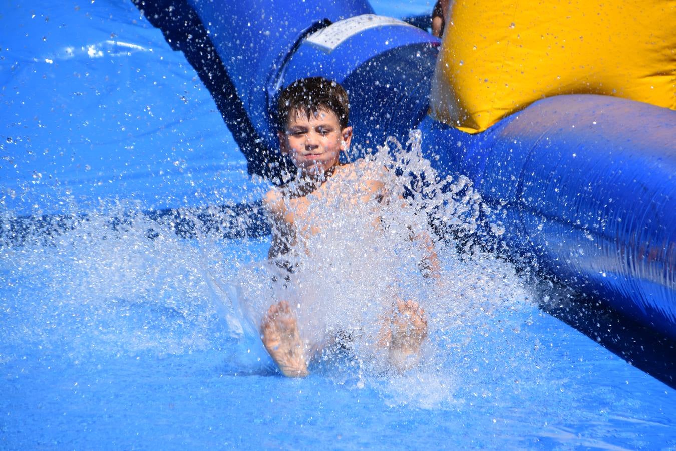 Fotos: Concurso de ranchos y tobogán de agua en las fiestas de Alcanadre