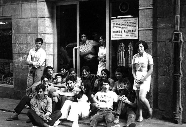 Una de las muchas pandillas que llenaban de bullicio el verano najerino, a las puertas del Bar Windy, de moda entre la juventud del final de los años 60. 