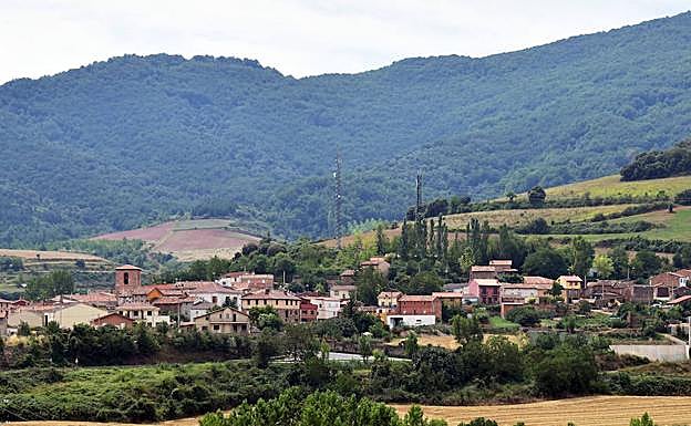 Imagen principal - Arriba, panorámica de Estollo. Abajo, Imagen actual de los campos de cereales que se extienden entre Estollo y Villaverde, sin rastro ya de la torca aparecida hace veintidós años, que se puede apreciar en la imagen de la derecha.