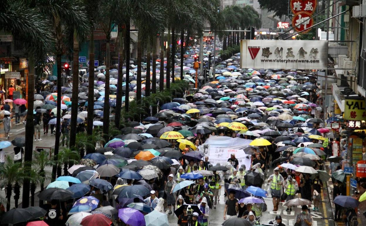 Aunque estaba prohibida por la Policía, la marcha ha recorrido el centro de Hong Kong en dos direcciones para ocupar las calles el máximo tiempo posible.