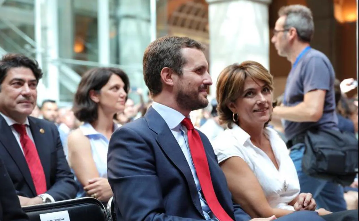 Pablo Casado y Dolores Delgado, durante el acto de toma de posesión de la presidenta de la Comunidad de Madrid, Isabel Díaz Ayuso.