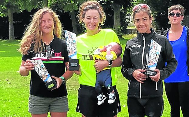 María Gómez Ijalba posa en el podio del triatlón de Ulzama que venció el 15 de agosto. 