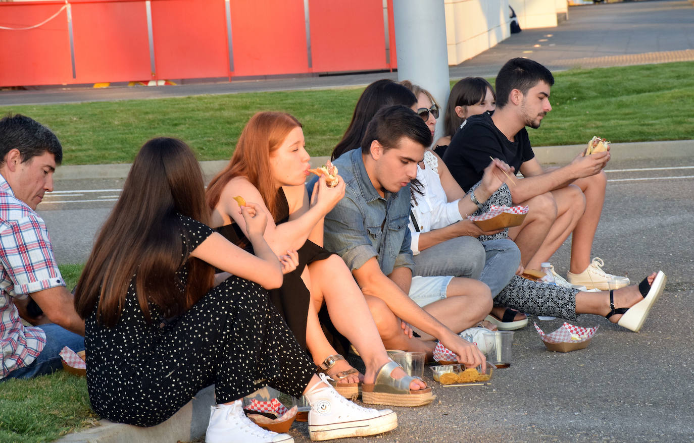 El museo Würth vivió anohe su tercera jornada musical del verano. Las propuestas musicales de los pinchadiscos Lourdes Madow y Mamily Men animaron la jornada al numeroso público que se acercó a la pradera de Agoncillo a disfrutar de la velada.