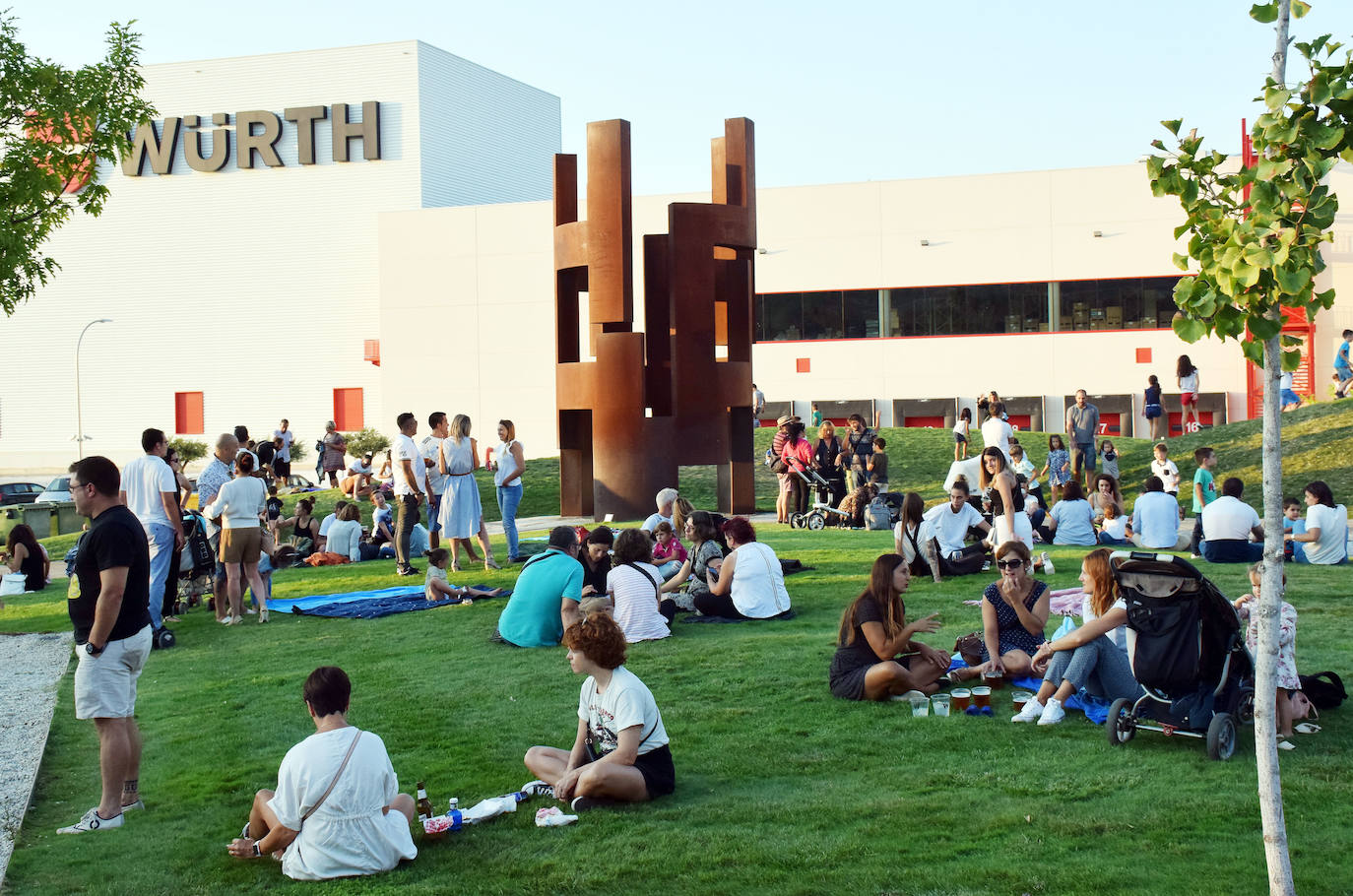 El museo Würth vivió anohe su tercera jornada musical del verano. Las propuestas musicales de los pinchadiscos Lourdes Madow y Mamily Men animaron la jornada al numeroso público que se acercó a la pradera de Agoncillo a disfrutar de la velada.