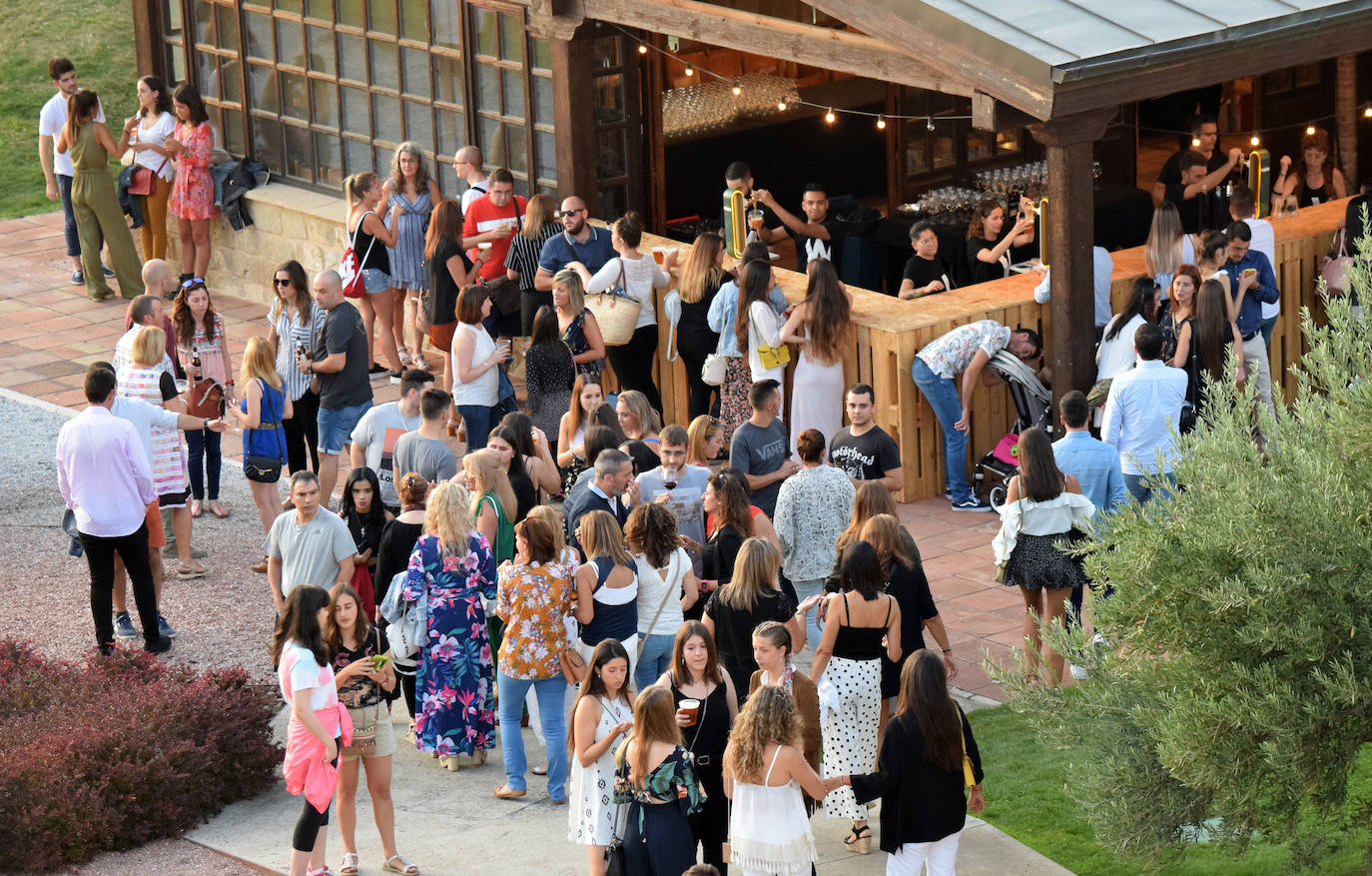 El museo Würth vivió anohe su tercera jornada musical del verano. Las propuestas musicales de los pinchadiscos Lourdes Madow y Mamily Men animaron la jornada al numeroso público que se acercó a la pradera de Agoncillo a disfrutar de la velada.