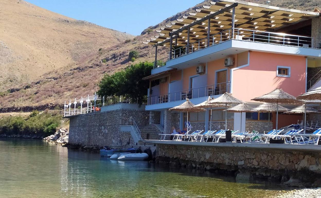 Vista general del restaurante costero «Panorma», en Porto Palermo, que ha sido demolido.