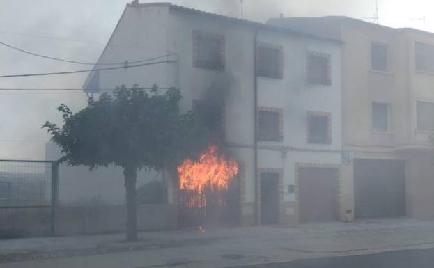 Arde una vivienda en la calle Carretera de Pradejón