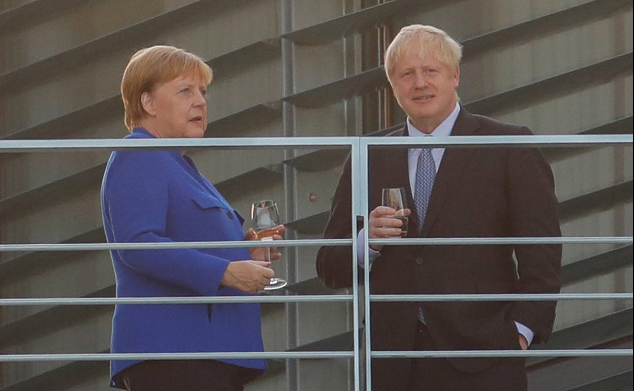 Merkel y Johnson se toman una copa en la terraza de la Cancillería.