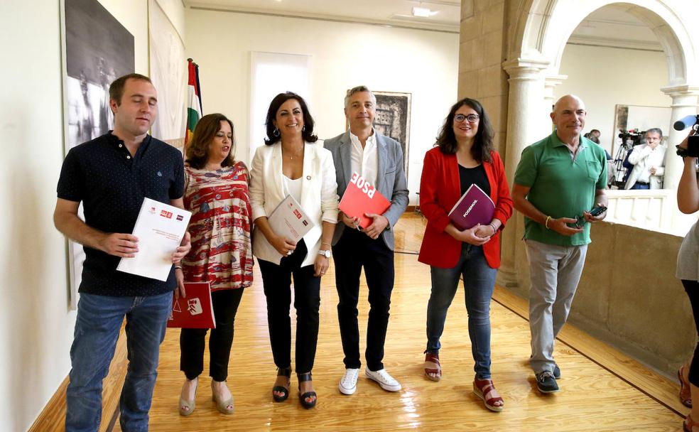 Mendiola y Moreno (IU), Andreu y Ocón (PSOE), Romero (Podemos) y Giró (Equo), en el Parlamento