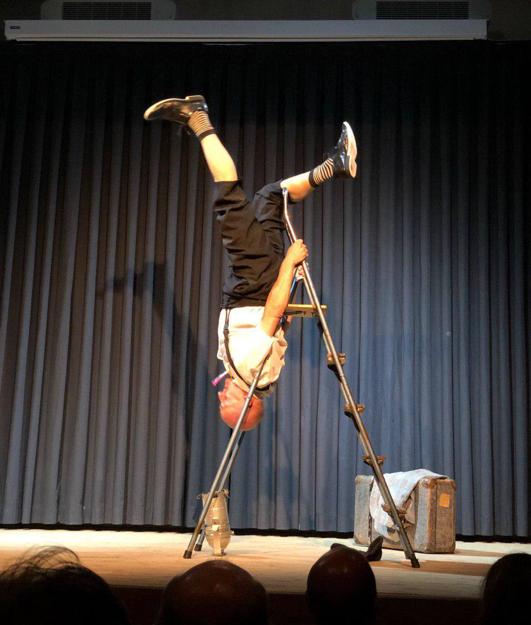 El actor riojano Pepe Viyuela, durante una de sus actuaciones más reconocidas, en el teatro serrano.