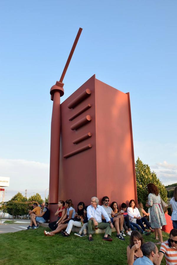 El museo Würth vivió anohe su tercera jornada musical del verano. Las propuestas musicales de los pinchadiscos Lourdes Madow y Mamily Men animaron la jornada al numeroso público que se acercó a la pradera de Agoncillo a disfrutar de la velada.