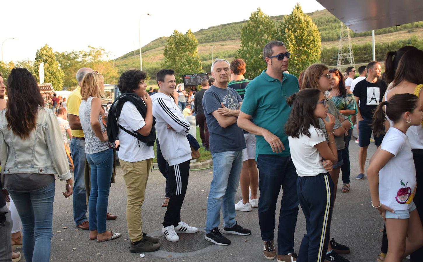 El museo Würth vivió anohe su tercera jornada musical del verano. Las propuestas musicales de los pinchadiscos Lourdes Madow y Mamily Men animaron la jornada al numeroso público que se acercó a la pradera de Agoncillo a disfrutar de la velada.