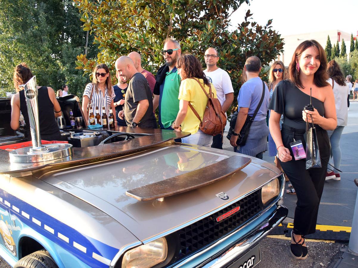 El museo Würth vivió anohe su tercera jornada musical del verano. Las propuestas musicales de los pinchadiscos Lourdes Madow y Mamily Men animaron la jornada al numeroso público que se acercó a la pradera de Agoncillo a disfrutar de la velada.